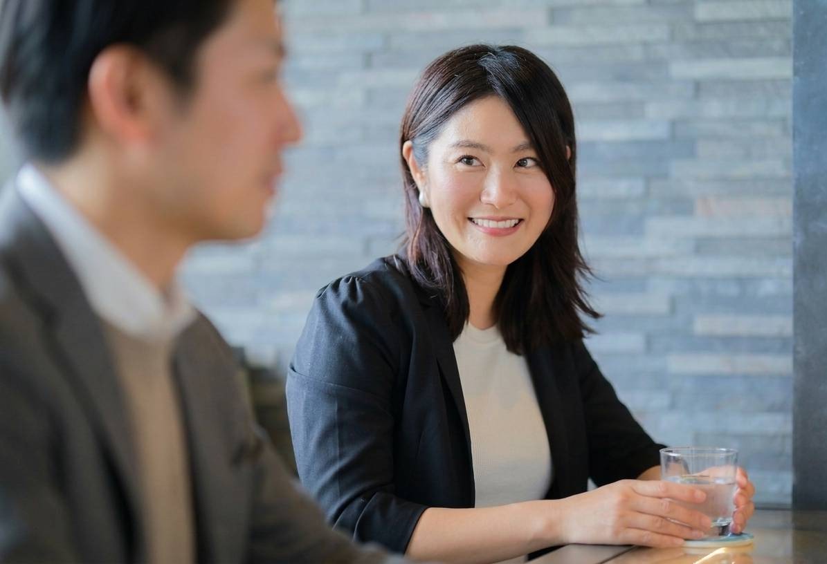 クライアントの話に静かに耳を傾けるエグゼクティブコーチ 朝木美帆